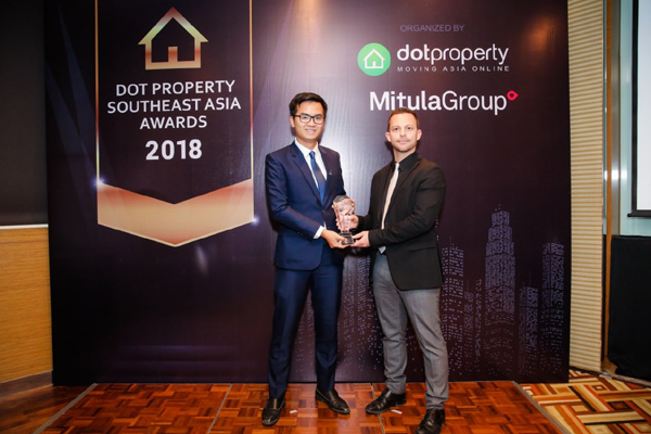 Đại diện Đất Xanh Miền Trung nhận giải Best Commercial Developer Southeast Asia – Nhà phát triển bất động sản thương mại tốt nhất Đông Nam Á.