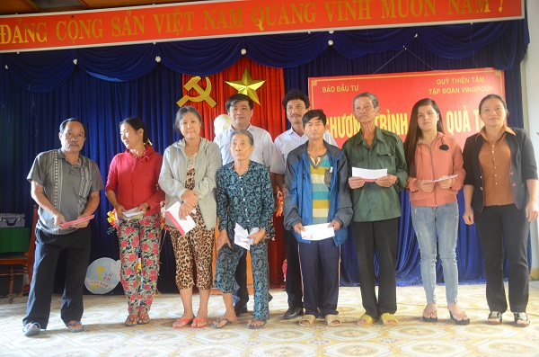 Thay mặt Quỹ Thiện Tâm (Tập đoàn Vingroup), đại diện Báo Đầu tư và lãnh đạo thị trấn Đông Phú (huyện Quế Sơn) trao những phần quà tết đến người dân thị trấn Đông Phú