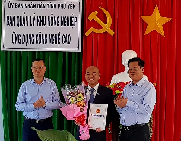 Ông Huỳnh Tấn Việt - Bí thư Tỉnh ủy Phú Yên (bìa phải) và ông Phạm Đại Dương - Chủ tịch UBND tỉnh Phú Yên (bìa trái) tặng hoa chúc mừng diện nhà đầu tư