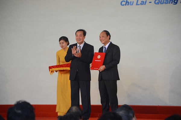 Ông Huỳnh Khánh Toàn - Phó Chủ tịch UBND tỉnh Quảng Nam đã trao Giấy chứng nhận đầu tư cho ông Đỗ Xuân Diện (bên phải), Chủ tịch Công ty THADI.