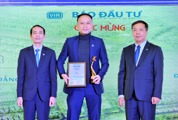 Đại diện Đất Xanh Miền Trung, Nguyễn Anh Tú (ở giữa) nhận Cup Top 5 Dự án nghỉ dưỡng dẫn đầu xu thế 