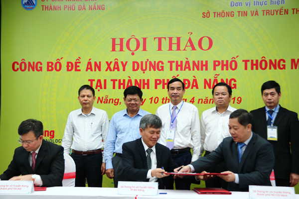 Đại diện Sở TTTT TP Đà Nẵng và Sở TTTT TPHCM, TP Hà Nội ký kết hợp tác xây dựng thành phố thông minh