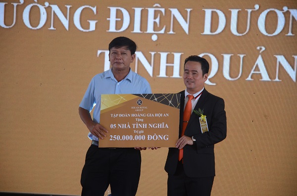 Tại Lễ khởi công, chủ đầu tư tặng 5 căn nhà Đại đoàn kết cho đại diện Thị xã Điện Bàn