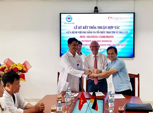 Tổ chức Heart for Heart ký kết đào tạo nhân lực lĩnh vực tim mạch với lãnh đạo Bệnh viện Đà Nẵng