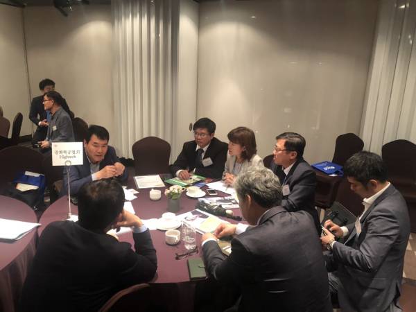 Các doanh nghiệp và đại diện các Sở, ngành Phú Yên thảo luận tại tổ bên lề Hội nghị XTĐT