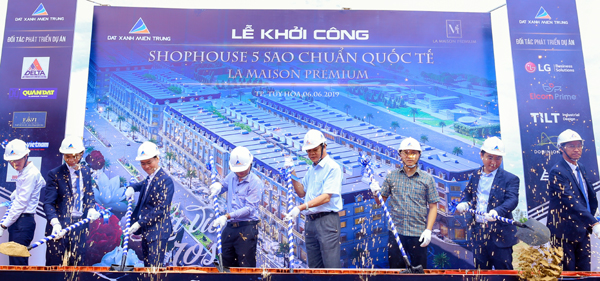 Lễ khởi công có sự tham gia của Bí thư Tỉnh ủy Phú Yên Huỳnh Tấn Việt (ở giữa, áo trắng ngắn tay)