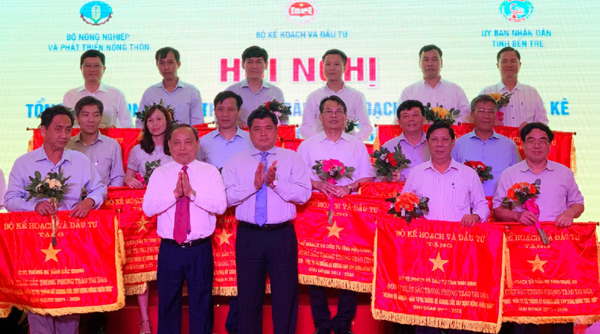 Giám đốc Sở KH-ĐT thành phố Đà Nẵng (hàng sau cùng, bên trái) nhận cờ thi đua cấp Bộ về đóng góp xây dựng NTM TP Đà Nẵng