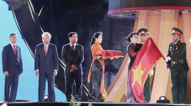 Với những nỗ lực thành công trong 30 năm qua, Phú Yên vinh dự nhận Huân chương Độc lập hạng Nhất do Nhà nước tra tặng.