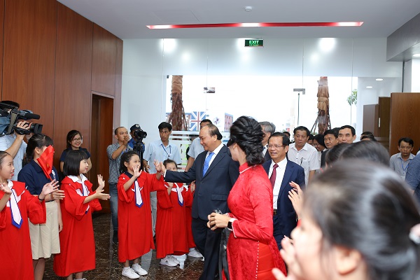 Thủ tướng Nguyễn Xuân Phúc được các em học sinh chào đón nồng nhiệt