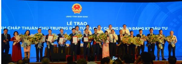 Thủ tướng Chính phủ Nguyễn Xuân Phúc và các đại biểu chứng kiến trao chủ trương đầu tư, chứng nhận đầu tư cho các nhà đầu tư vào Bình Định.