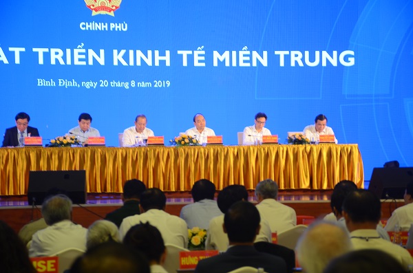 Hội nghị với sự chủ trì của Thủ tướng Nguyễn Xuân Phúc và hai Phó Thủ tướng Chính phủ Trương Hòa Bình, Vũ Đức Đam.