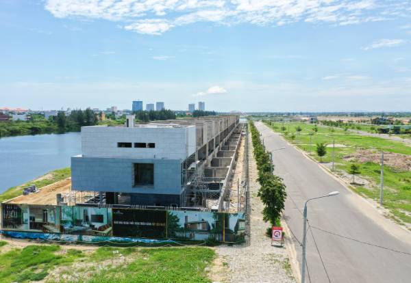 36 căn biệt thự Dự án Regal One River đã hoàn thiện phần thô đang dừng thi công theo chỉ đạo của Ủy ban nhân dân thành phố và Sở Xây dựng Đà Nẵng để bổ sung hoàn chỉnh thủ tục đầu tư.