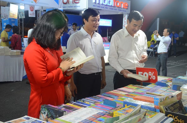 Phó Chủ tịch UBND TP Đà Nẵng Lê Trung Chinh (bìa phải) tham quan tại Hội sách Hòa Vang 2019