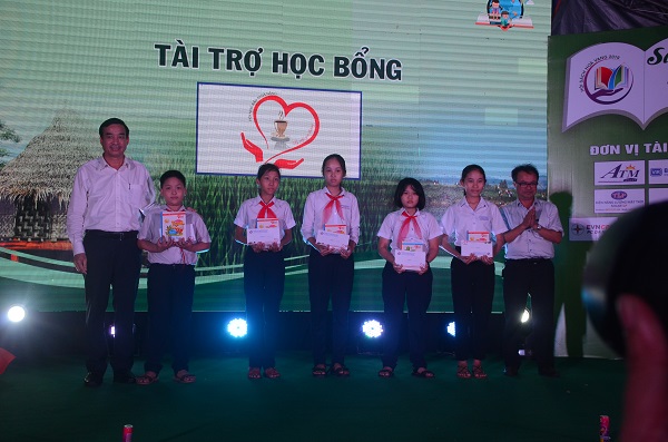 Tại sự kiện, đại diện Chương trình Ly cà phê yêu thương do Hội nhà báo TP Đà Nẵng tổ chức đã trao 5 suất học bổng cho các em học sinh