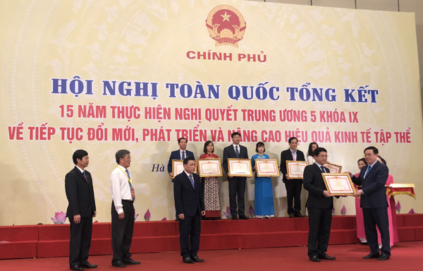 Ông Trần Phước Sơn, giám đốc Sở Kế hoạch và Đầu tư TP Đà Nẵng nhận bằng khen từ Phó Thủ tướng Chính phủ Vương Đình Huệ