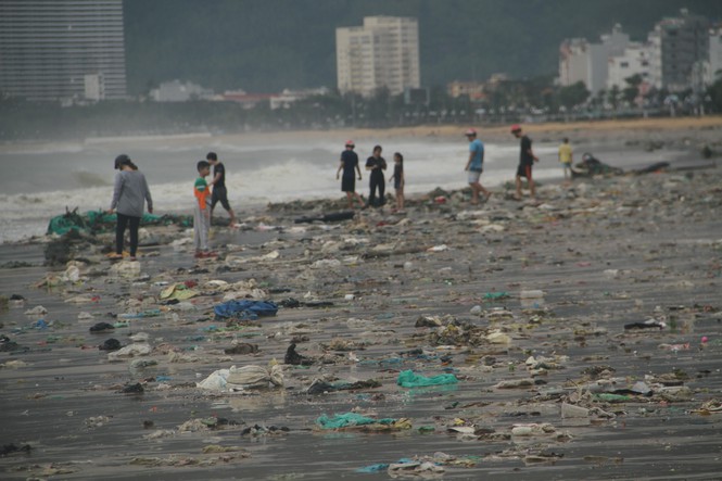 Bãi biển Quy Nhơn đầy rác