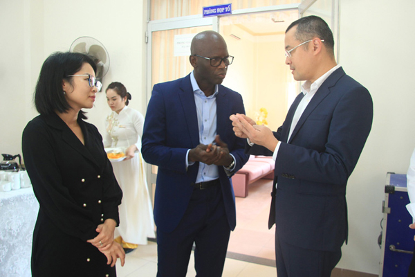 Chủ tịch UBND tỉnh Phú Yên Phạm Đại Dương (bên phải) trao đổi với giám đốc WB tại Việt Nam (ở giữa).