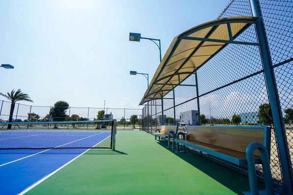 Sân tennis áp dụng theo tiêu chuẩn sơn Nova 7 lớp của Mỹ, mái che loại inox 304 trắng xướt có độ bền, tính thẩm mỹ cao.