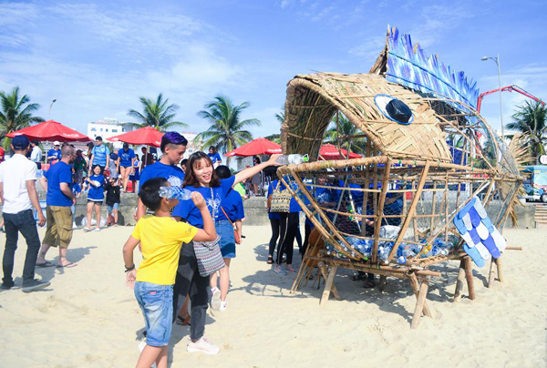 Mô hình “cá bống ăn rác” tại Lễ hội Môi trường biển Đà Nẵng 2019
