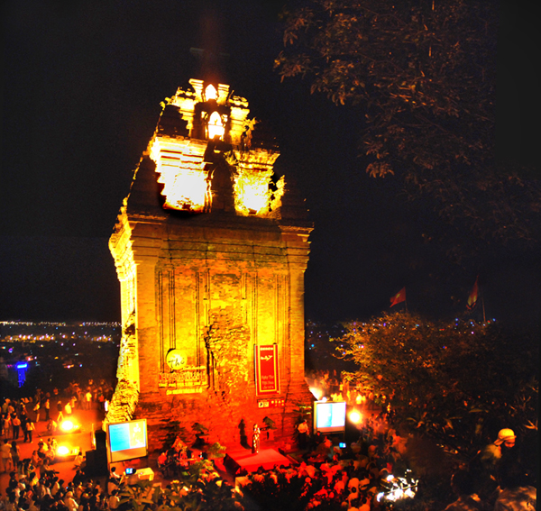Điểm nhấn chào năm mới tại Phú Yên là đêm thơ nguyên tiêu lần thứ 40 tại tháp Nhạn