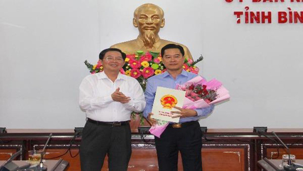 Ông Hồ Quốc Dũng, Chủ tịch UBND tỉnh Bình Định trao Quyết định bổ nhiệm giám đốc Sở Kế hoạch-Đầu tư cho ông Nguyễn Thành Hải (bên phải).