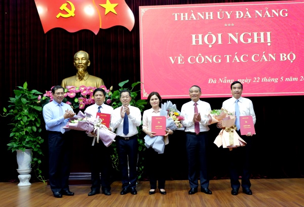 Ba Ủy viên Ban thường vụ Thành ủy mới (ôm hoa và quyết định) được Ban Bí thư chuẩn y