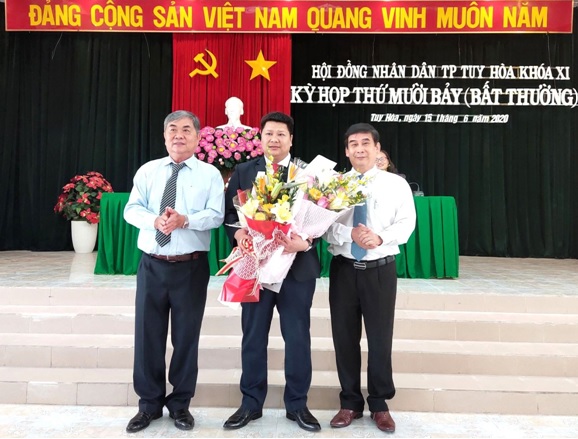 Ông Cao Đình Huy (ở giữa) tân Chủ tịch UBND thành phố Tuy Hòa