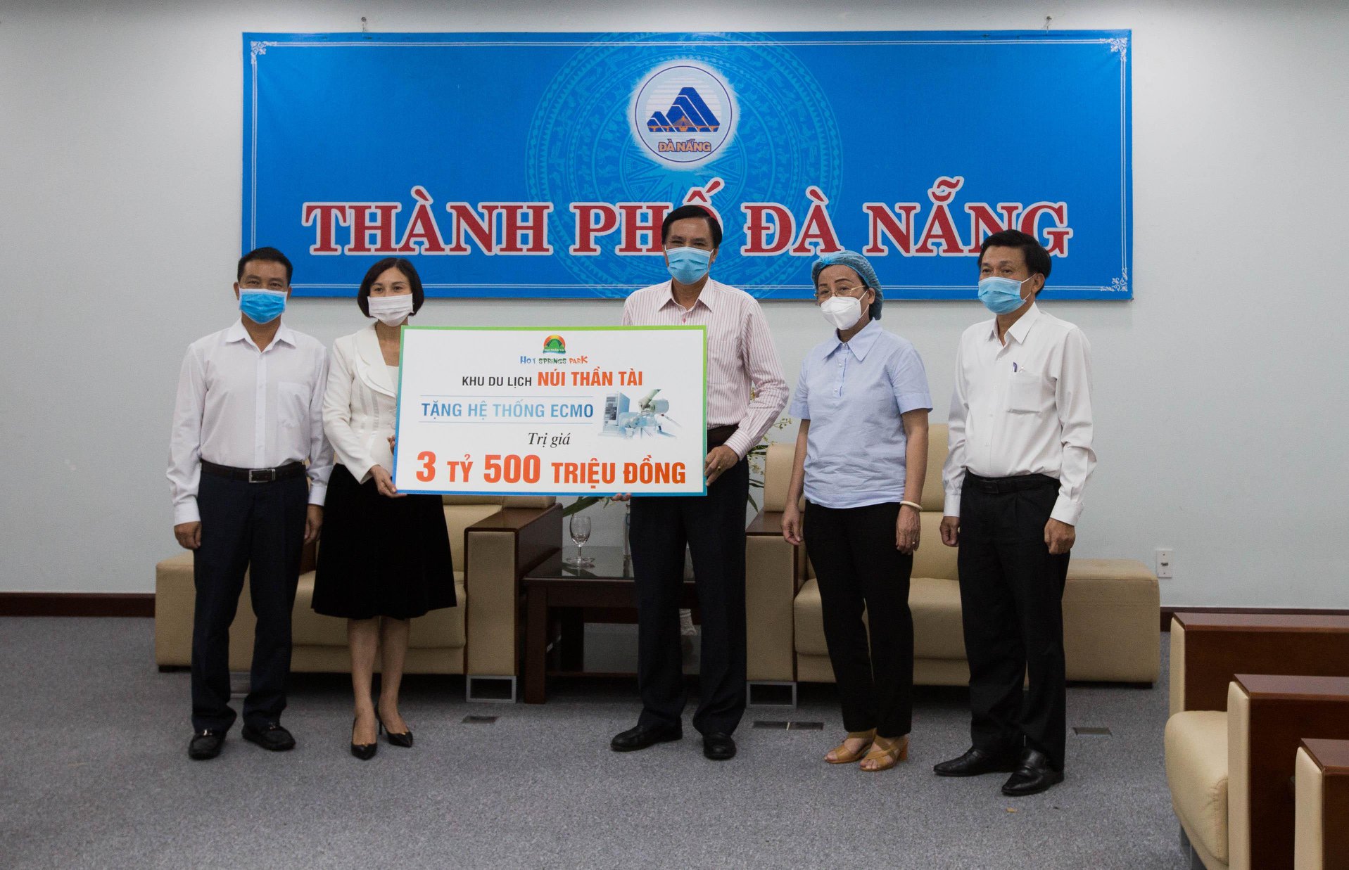 Đại diện Công ty DHC (bên trái) trao bảng tượng trưng tri giá thiết bị cho lãnh đạo thành phố Đà Nẵng