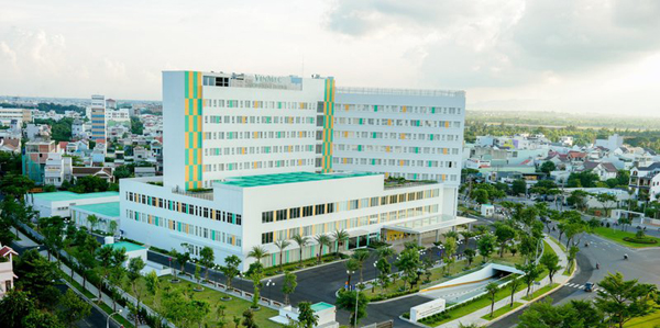 Bệnh viện Vinmec Đà Nẵng. Bệnh viện này sẽ tiếp nhận mẫu từ Trung tâm Kiểm soát bệnh tật TP Đà Nẵng (CDC Đà Nẵng) để xét nghiệm với công suất tối đa 500 test/ngày