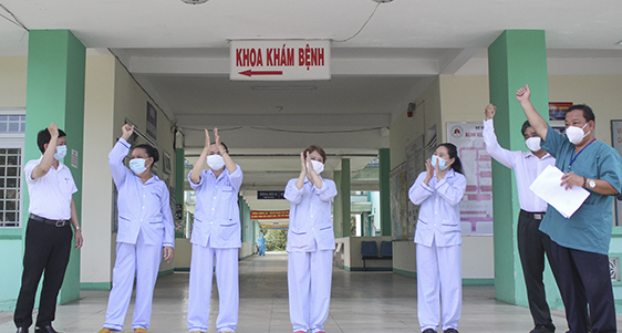 Bốn bệnh nhân đầu tiên đợt điều trị Covid-19 thứ 2 tại Đà Nẵng khỏi bệnh và ra viện