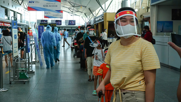 Du khách xếp hàng đợi làm thù tục về Hà Nội từ sân bay quốc nội Đà Nẵng