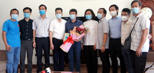 Đại diện lãnh đạo Thành ủy, Ủy ban nhân dân, Sở Y tế Đà Nẵng chia tay và tặng hoa cảm ơn đoàn Y bác sỹ Bệnh viện Chợ Rẫy (TPHCM)