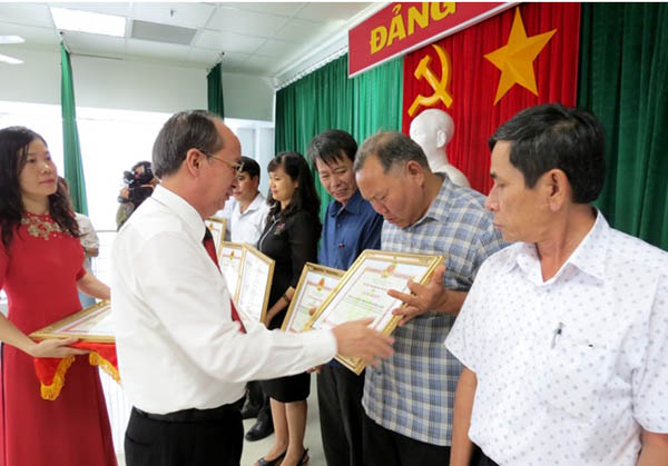 Cá nhân, tập thể nhận Bằng khen của tỉnh Phú Yên về thành tích vươn lên thoát nghèo