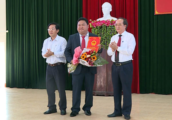 Ông Phan Đình Phùng, Phó Chủ tịch UBND tỉnh Phú Yên (bìa phải) tặng hoa