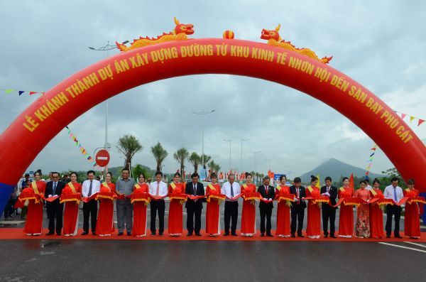 Khánh thành và đưa vào sử dụng tuyến đường từ Khu kinh tế Nhơn Hội đến sân bay Phù Cát
