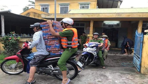 Người dân nhận mì tôm hỗ trợ tại tỉnh Thừa Thiên-Huế