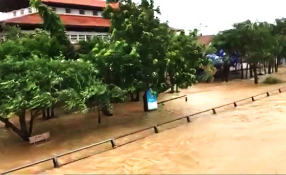 Nước sông Trà Bồng Quảng Ngãi dâng tràn vào khu dân cư