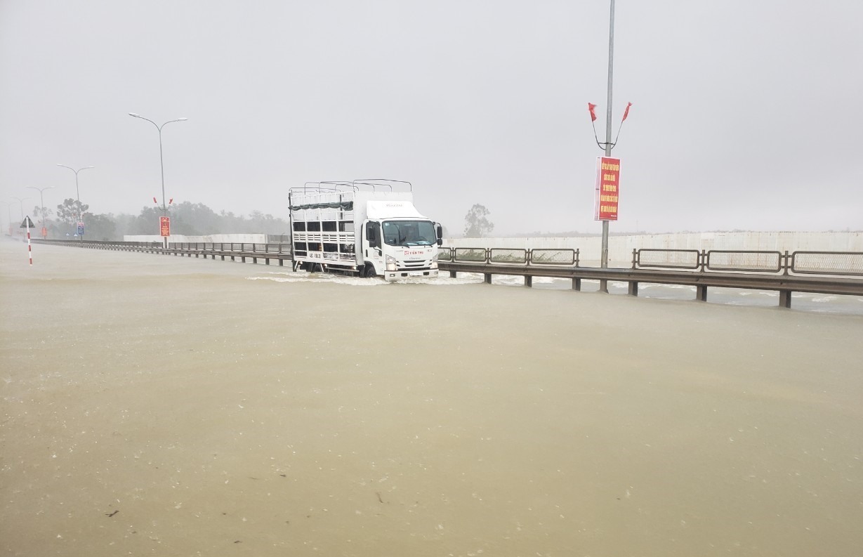 Nước ngập Quốc lộ 1 qua Quảng Nam