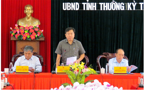Ông Trần Hữu Thế (ở giữa), Phó Chủ tịch UBND tỉnh Phú Yên: 