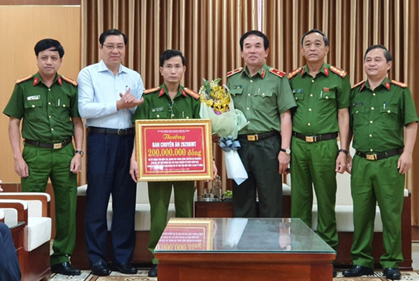 Chủ tịch UBND TP Đà Nẵng Huỳnh Đức Thơ (áo trắng) trao thưởng cho Ban chuyên án 