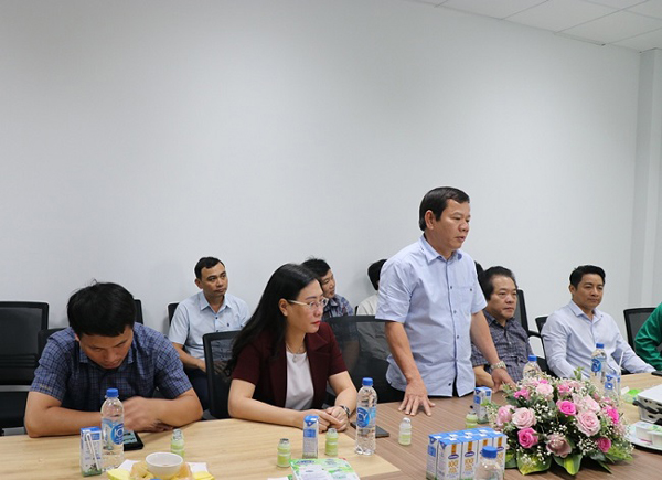 Ông Đặng Văn Minh (ở giữa) được bầu giữ chức Chủ tịch UBND tỉnh Quảng Ngãi nhiệm kỳ 2016-2021