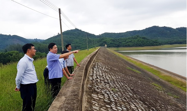 Phó Chủ tịch UBND tỉnh Phú Yên Trần Hữu Thế kiểm tra công tác bảo vệ và vận hành hồ đập 