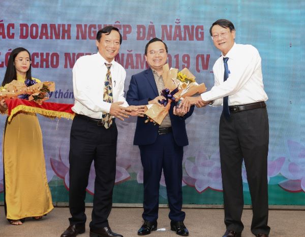 Đại diện Đất Xanh Miền Trung, ông Phạm Văn Viên – Giám đốc Khối Vận Hành nhận hoa và cúp lưu niệm từ Cục Thuế Đà Nẵng