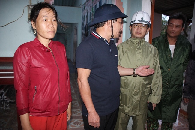 Ông Đặng Văn Minh, Chủ tịch UBND tỉnh Quảng Ngãi (đội mũ cối) chỉ đạo công tác khắc phục bão số 9