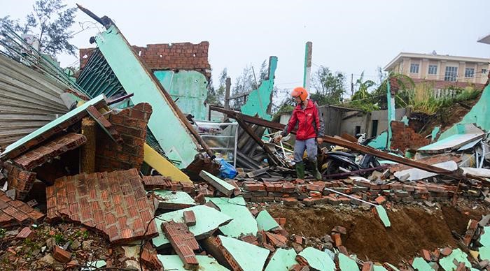 Nhiều nhà dân tại Quảng Ngãi bị sụp đổ do bão số 9