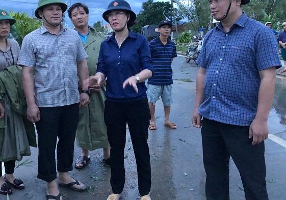 Bà Bùi Thị Quỳnh Vân (ở giữa) Bí thư Tỉnh ủy Quảng Ngãi kiểm tra chỉ đạo công tác khắc phục bão số 9