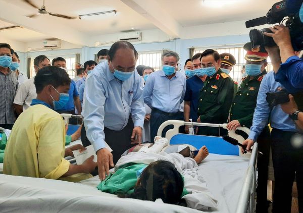 Thủ tướng thăm hỏi, động viên nạn nhân vụ sạt lở núi Trà Leng (Quảng Nam) đang được điều trị tại cơ sở Y tế