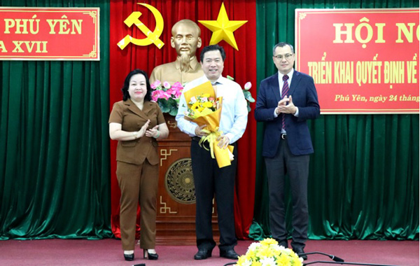 công bố Quyết định của Thủ tướng Chính phủ về phê chuẩn Chủ tịch UBND tỉnh Phú Yên nhiệm kỳ 2016-2021 đối với đồng chí Trần Hữu Thế.