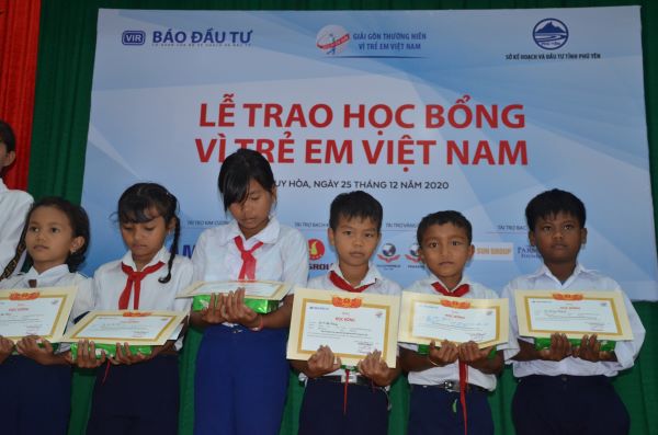Các em học sinh xã Tú Mỡ, huyện Đồng Xuân, huyện miền núi của tỉnh Phú Yên nhưng đã có những thành tích đáng khích lệ trong giáo dục