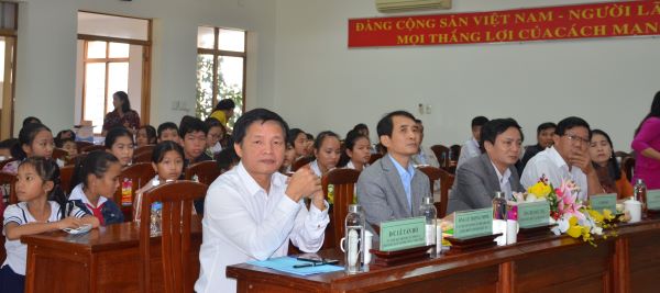 Các đại biểu và các em học sinh tại lễ trao học bổng trong Hội trường Sở Kế hoạch và Đầu tư tỉnh Phú Yên